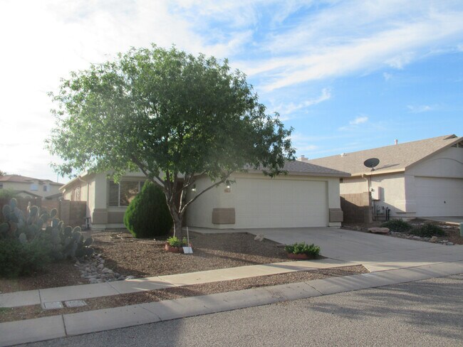 Primary Photo - Attractive 4 Bedroom 2 Bath Home in the Tu...