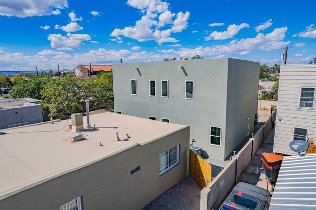 Building Photo - 2113 Coal Ave SE