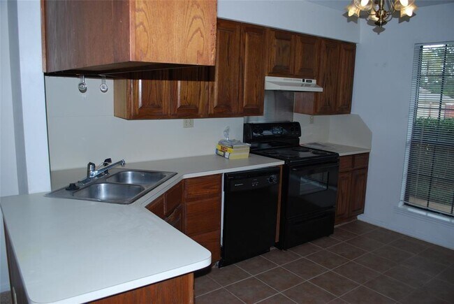 Building Photo - 200 Panorama Dr