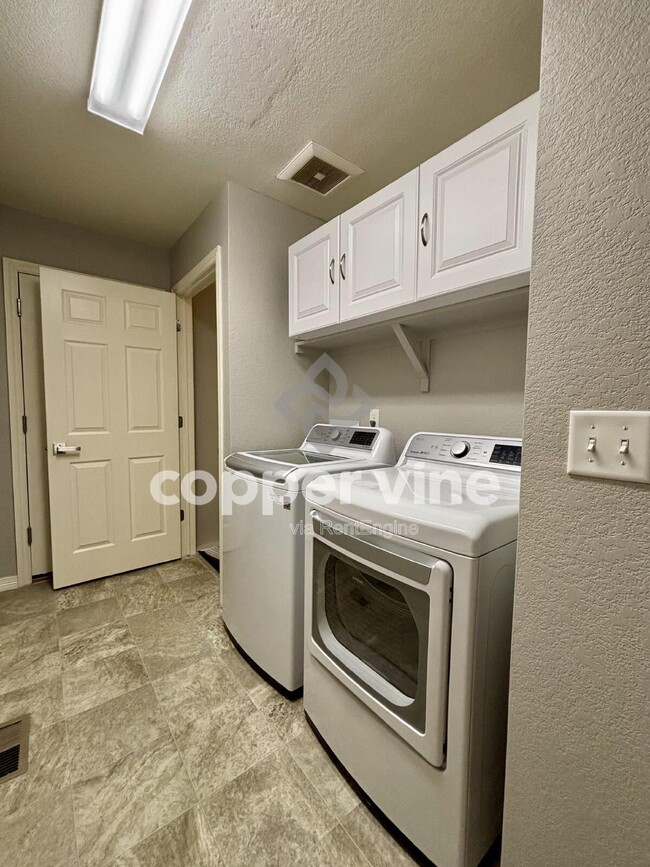 Building Photo - 5189 Thistle Dr