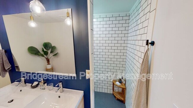 Building Photo - 2125 Belloak Dr