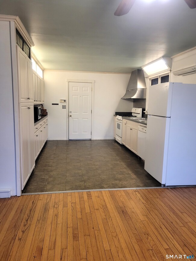 Building Photo - 123 Bridge St