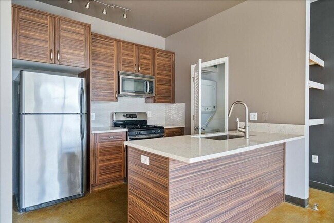 Building Photo - 2401 E 6th St