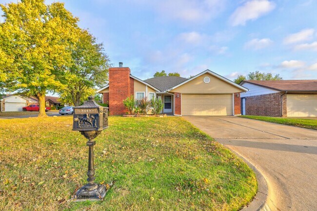 Building Photo - 3 Bed 2 Bath in OKC!