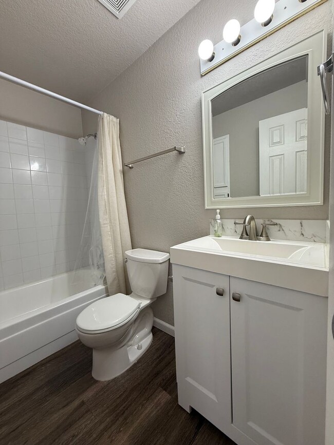 Building Photo - MOVE-IN READY!! 2 bed 2 bath Lakewood Condo