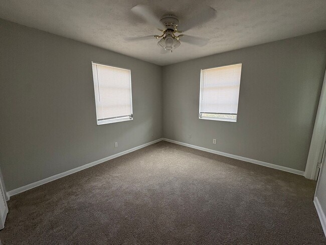 Building Photo - Move in ready 4/2 New floors, new paint