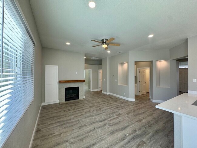 Building Photo - 3 bedroom 2 bath beautiful home in West Sac