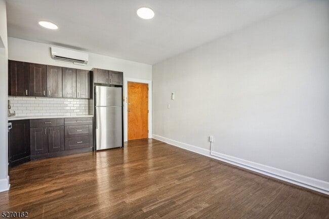 Building Photo - 166 Maplewood Ave
