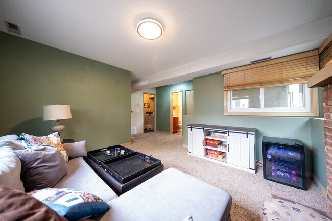 Building Photo - 4222 Goldenrod Ln N