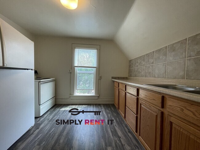 Building Photo - 6 Bed House or 2 and 3 Bedroom Duplex on C...