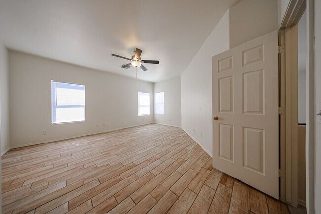 Building Photo - Stylish 4BD , 2 BA Home with Remodeled Bac...