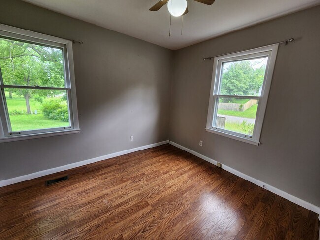 Building Photo - AMAZING 1 Level Columbia, TN Charmer!