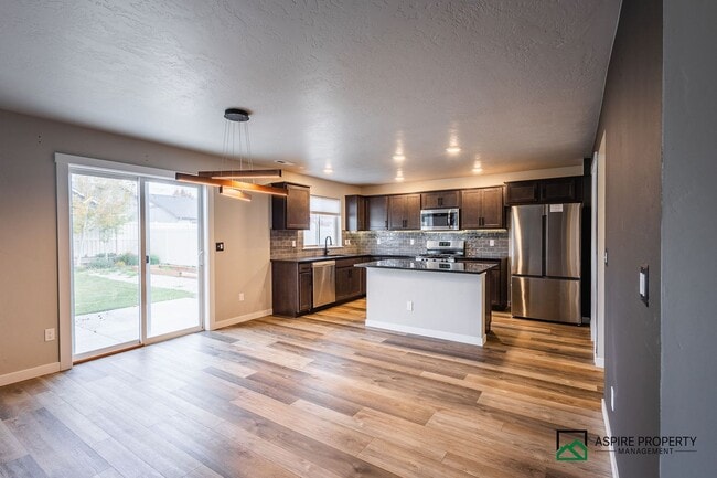 Building Photo - Upgraded 4 bed 3 bath home