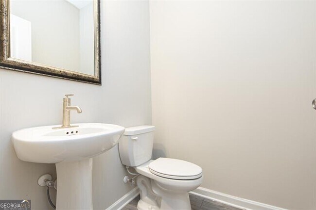 Building Photo - 272 Commons Ave