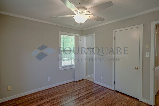 Building Photo - Charming 3-Bed / 1.5-Bath Ranch Home with large Yard & Off-Street Parking – Near White Oak Crossing
