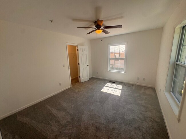 Building Photo - 208 Meadow St