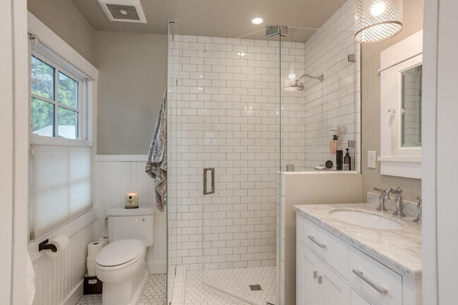 Building Photo - Charming Upgraded 2 Bedroom 2 Bath Rose Garden Home
