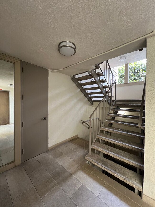 Building Photo - 6526 Ocean Crest Dr