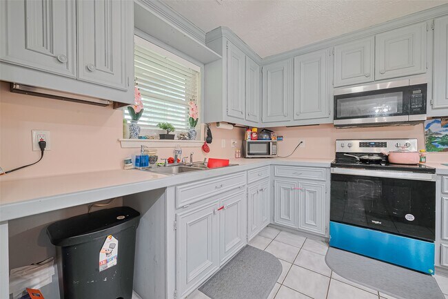 Building Photo - 13351 Oak Leaf Ln