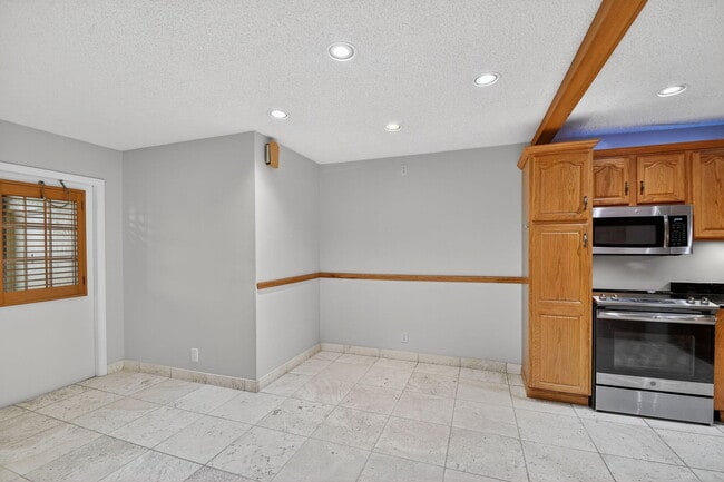 Building Photo - 511 Shady Pine Way