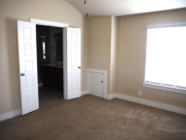 Building Photo - 4903 Villas Dr
