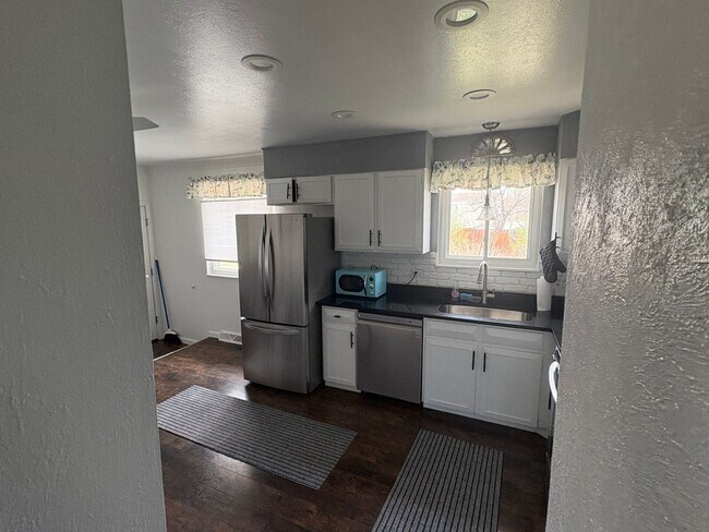 Building Photo - Price update Charming 2BR House (Basement ...