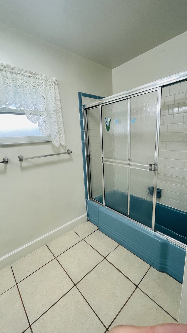 Shared Bathroom (Units #2, #3, and #4) - 2155 Alafaya Trail