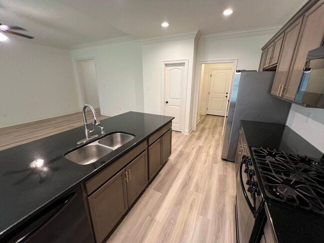 Building Photo - Trendy, 3 bedroom, 2 bath home in coveted Kenilworth Crossing Community near LSU