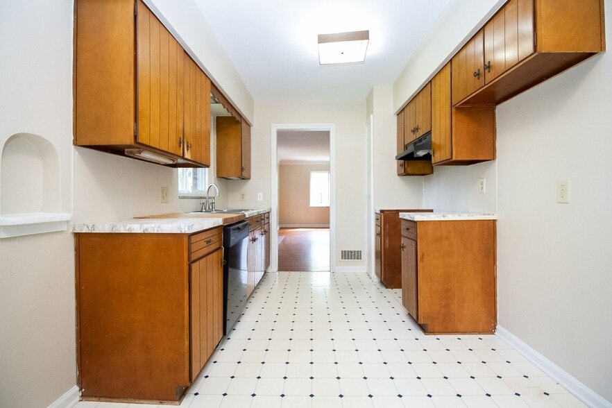 Building Photo - 2424 Lambert Dr
