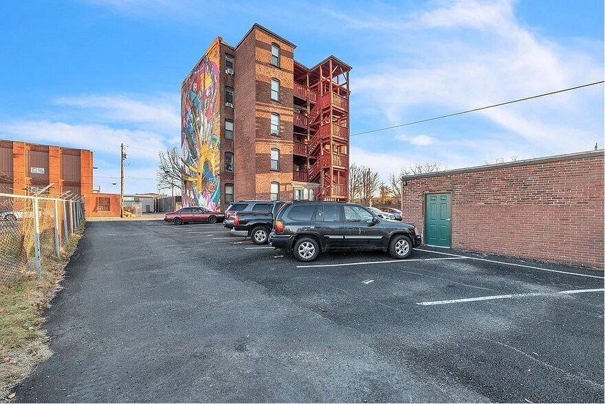 Building Photo - 649 S Summer St