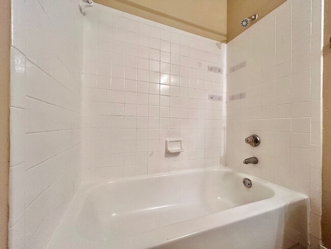 Building Photo - Light-Filled 2BR/2BA with Balcony in Austin