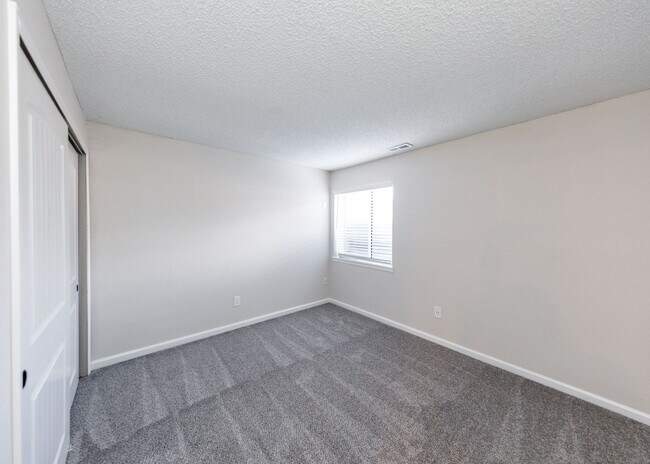 Building Photo - Lovely End Unit 2 Bed Condo, Centrally Located