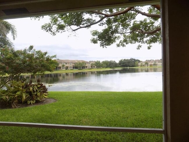 Building Photo - 3331 Lakeside Dr