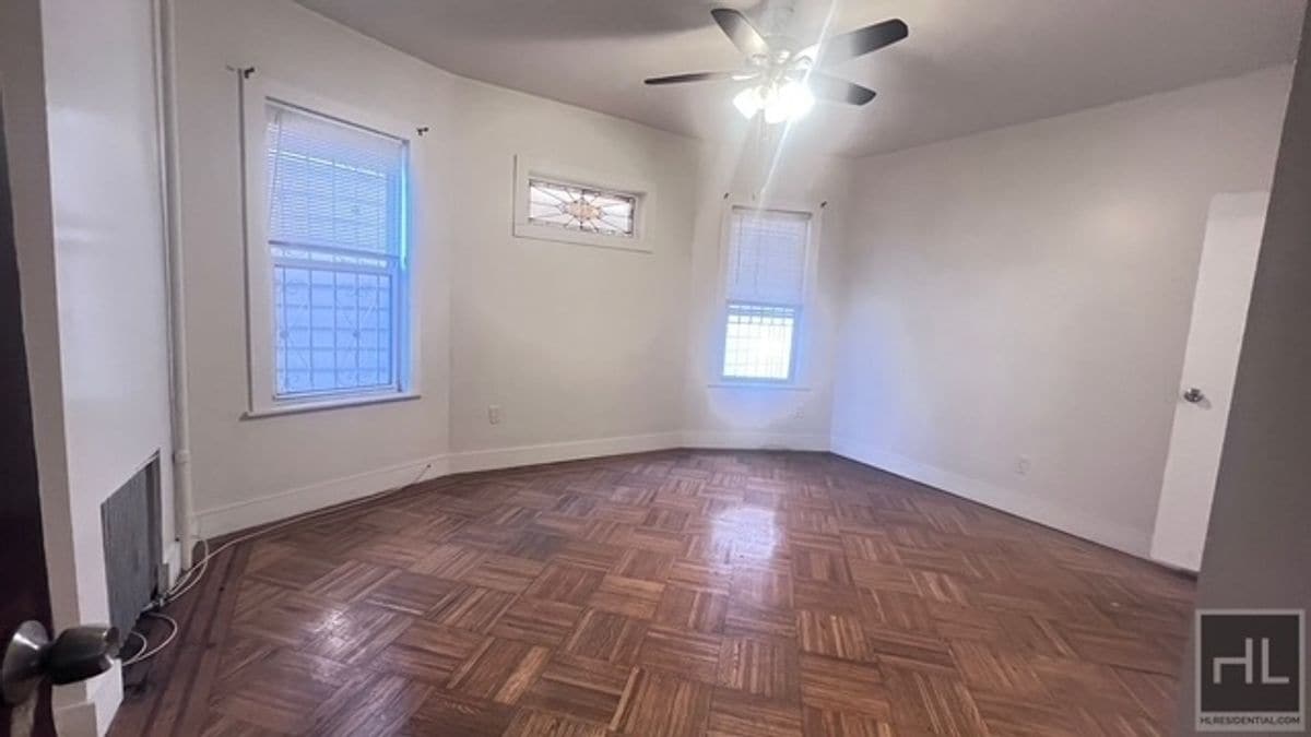 Building Photo - NATURALLY BRIGHT  AND LARGE  3 BEDROOMS  3...
