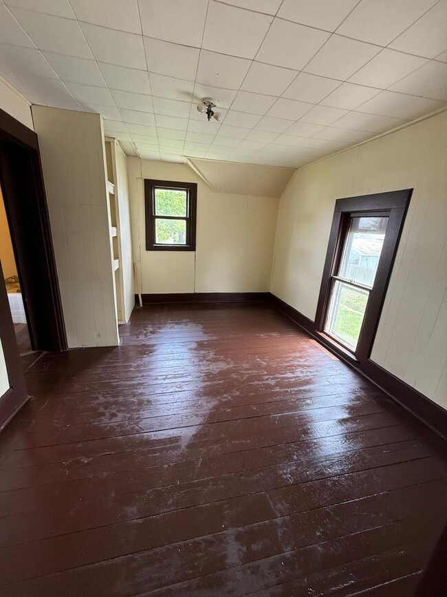 Building Photo - 3 bedrooms 1.5 bath in peaceful and beauti...