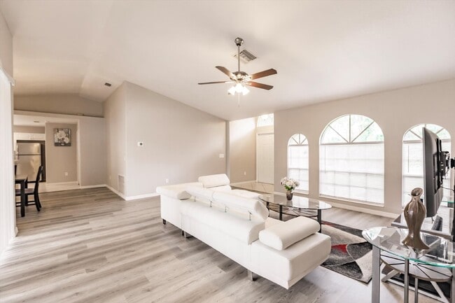 Building Photo - "Charming 3-Bedroom Home with 2 Full Baths and Spacious 2537 Sq Ft in North Port, FL!"