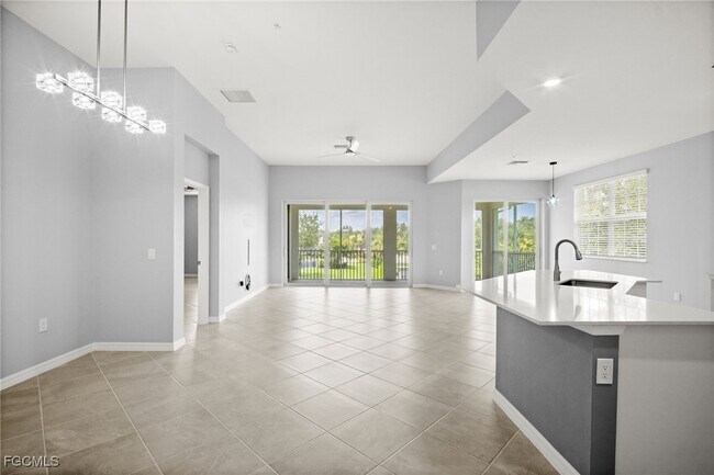 Building Photo - 12000 Santaluz Dr