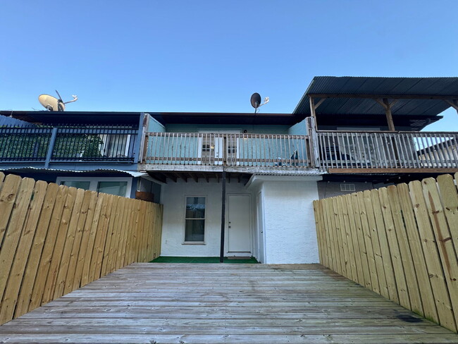 Building Photo - "Coastal Comfort Awaits: Charming 2-Bed Co...