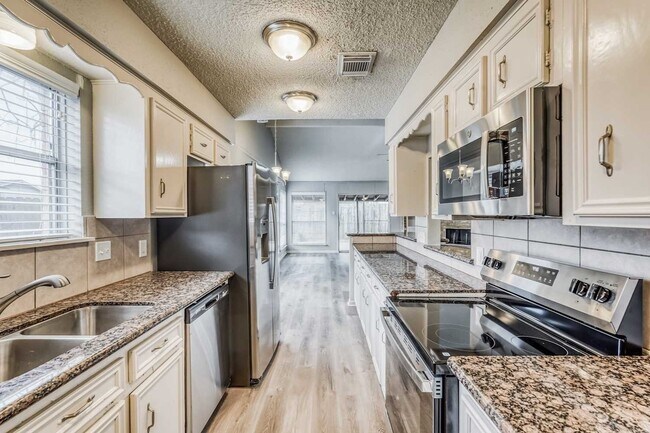 Building Photo - 2306 Cambridge Ct N