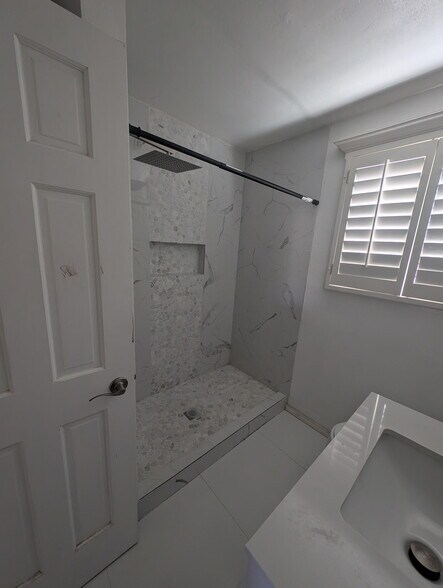 Building Photo - 5004 Royal Dr