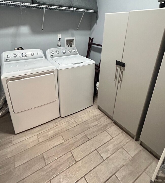 Building Photo - Beautifully Updated Furnished 2 Bed 1 Bath with Fenced Yard!