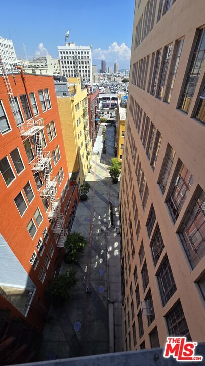 Building Photo - 746 S Los Angeles St