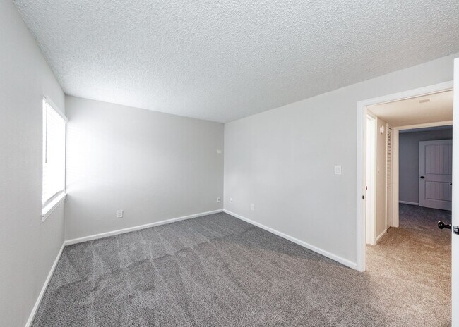 Building Photo - Lovely End Unit 2 Bed Condo, Centrally Located