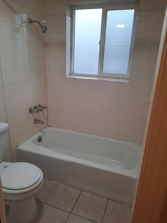 Building Photo - 1 bedroom apartment, walking distance to D...