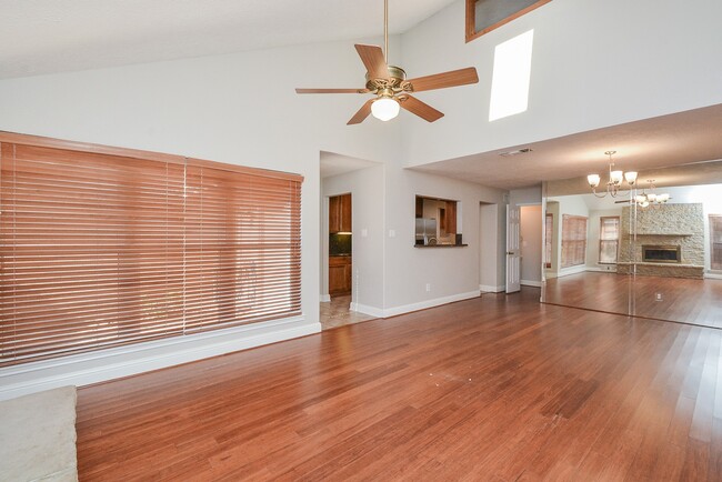 Building Photo - 13859 Hollowgreen Dr