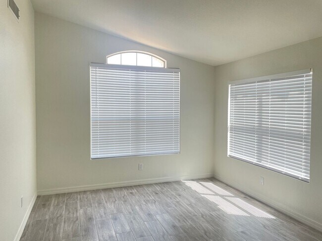 Building Photo - 1113 W Sparrow Dr