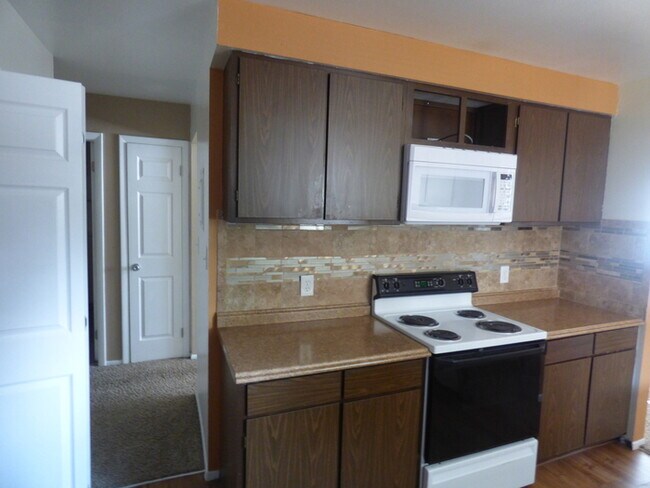 Building Photo - Bright and Clean 2 Bedroom Apartment