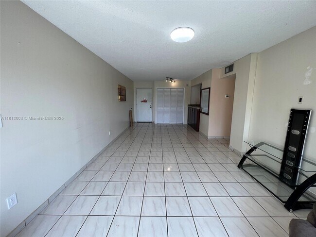 Building Photo - 8887 Fontainebleau Blvd
