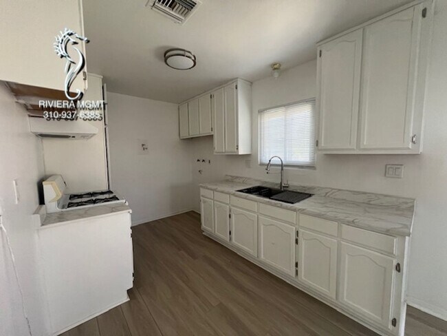 Building Photo - 242