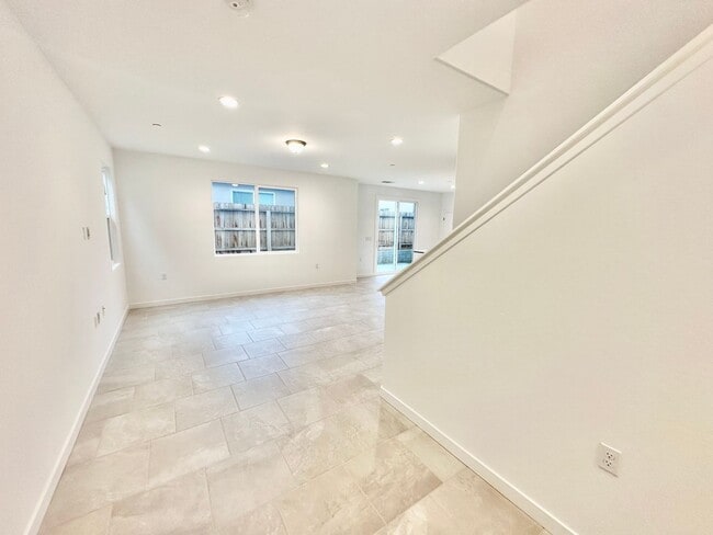 Building Photo - BRAND NEW 3/2.5 Lennar In Riverstone Community